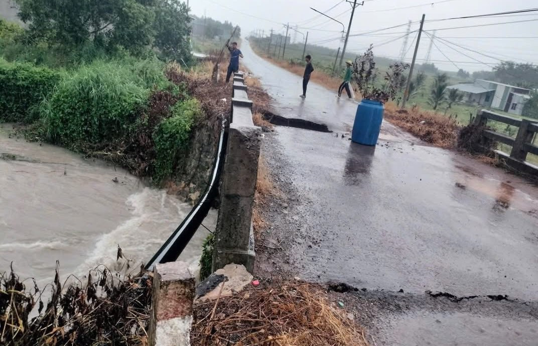 Mưa lớn gây sạt lở, sập cầu làm một tuyến đường ở Đồng Nai bị chia cắt- Ảnh 2.