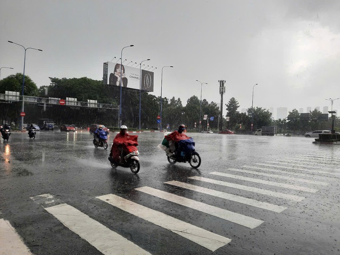Thời tiết TP HCM hôm nay, 16-8: Chiều và tối dự báo mưa dông, có việc cần thiết hãy ra đường- Ảnh 1.