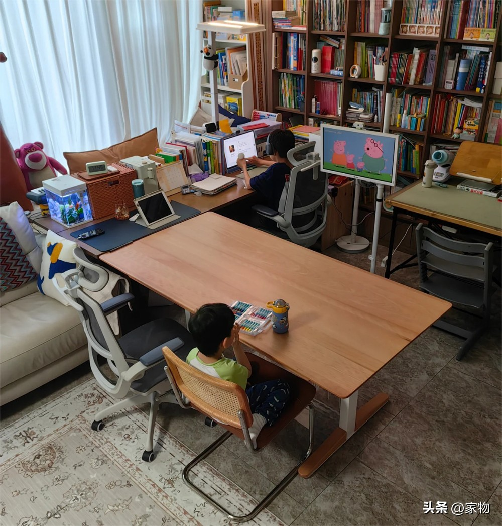 Gia đình 4 người bỏ sofa giữa nhà, kê 3 chiếc bàn học trong phòng khách: Cách bố trí gây bất ngờ nhưng ai cũng muốn học theo- Ảnh 4.