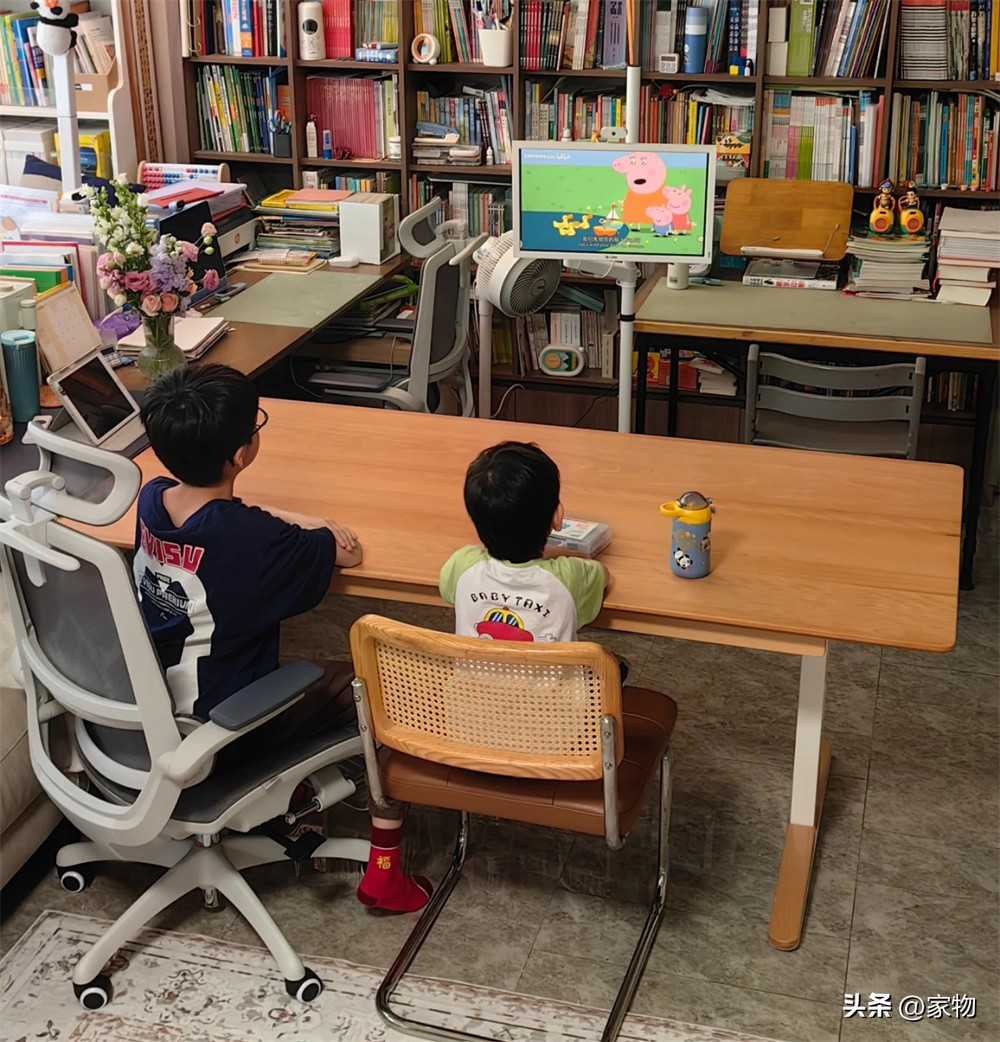 Gia đình 4 người bỏ sofa giữa nhà, kê 3 chiếc bàn học trong phòng khách: Cách bố trí gây bất ngờ nhưng ai cũng muốn học theo- Ảnh 3.