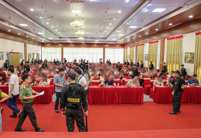 Hàng trăm cảnh sát ập vào phá đường dây kinh doanh đa cấp đang lôi kéo 200 người dự "hội thảo"- Ảnh 1.