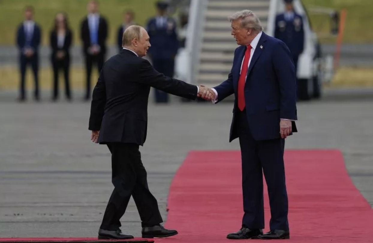 Giải mã cái bắt tay của Tổng thống Donald Trump và Tổng thống Putin- Ảnh 1.