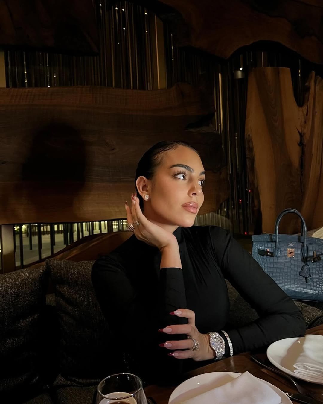 Nhẫn đính hôn 130 tỷ của Ronaldo cũng sốc, nhưng BST đồng hồ của vợ tương lai mới là "next level"- Ảnh 21.