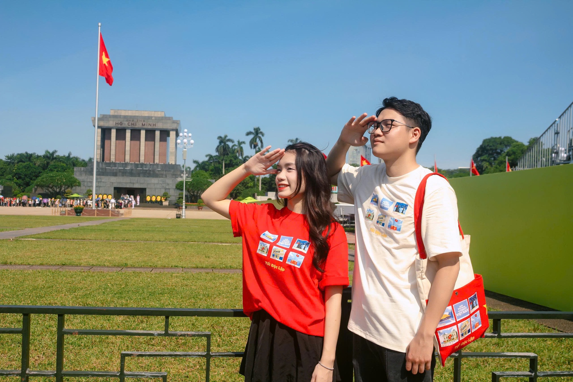 Sản phẩm in hình cờ đỏ sao vàng "cháy hàng", nhà sản xuất không kịp cung ứng- Ảnh 3.