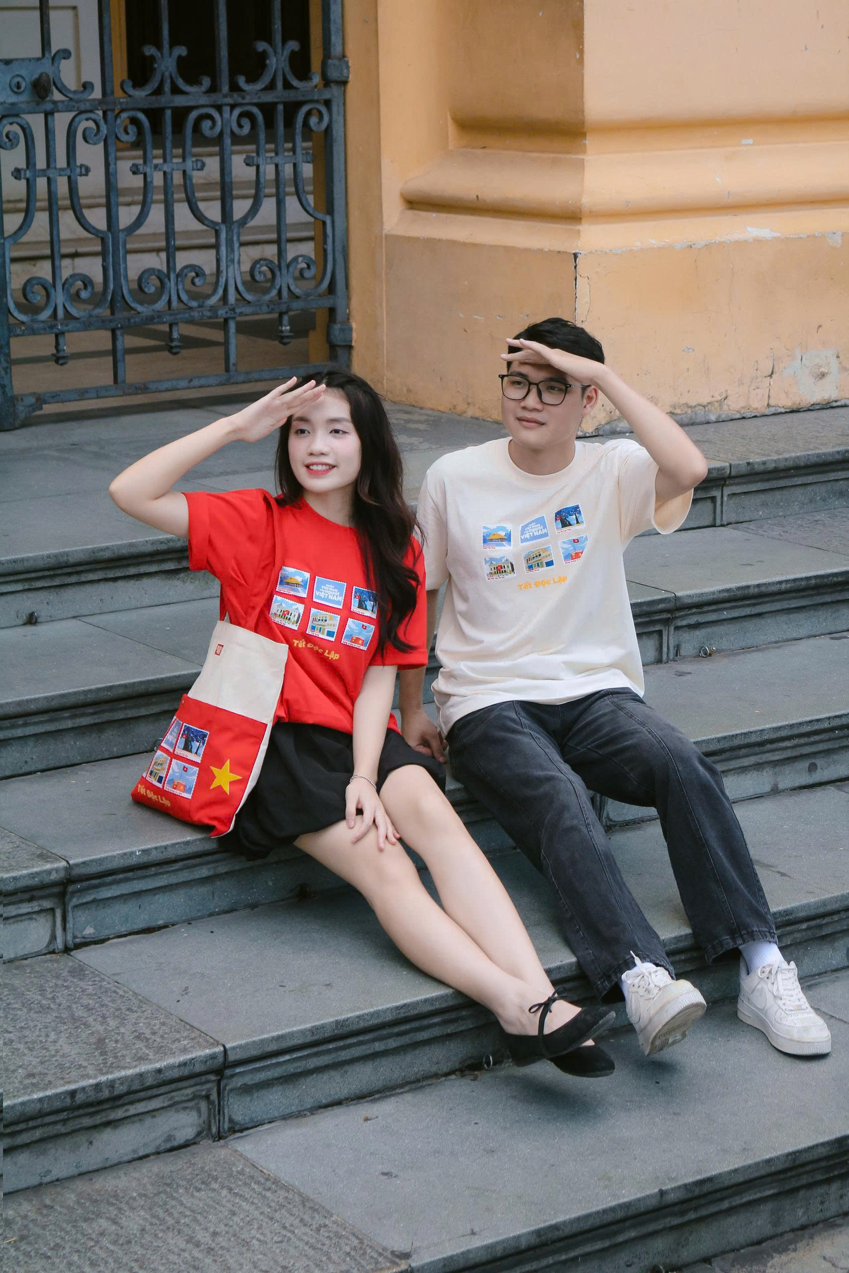 Sản phẩm in hình cờ đỏ sao vàng "cháy hàng", nhà sản xuất không kịp cung ứng- Ảnh 2.
