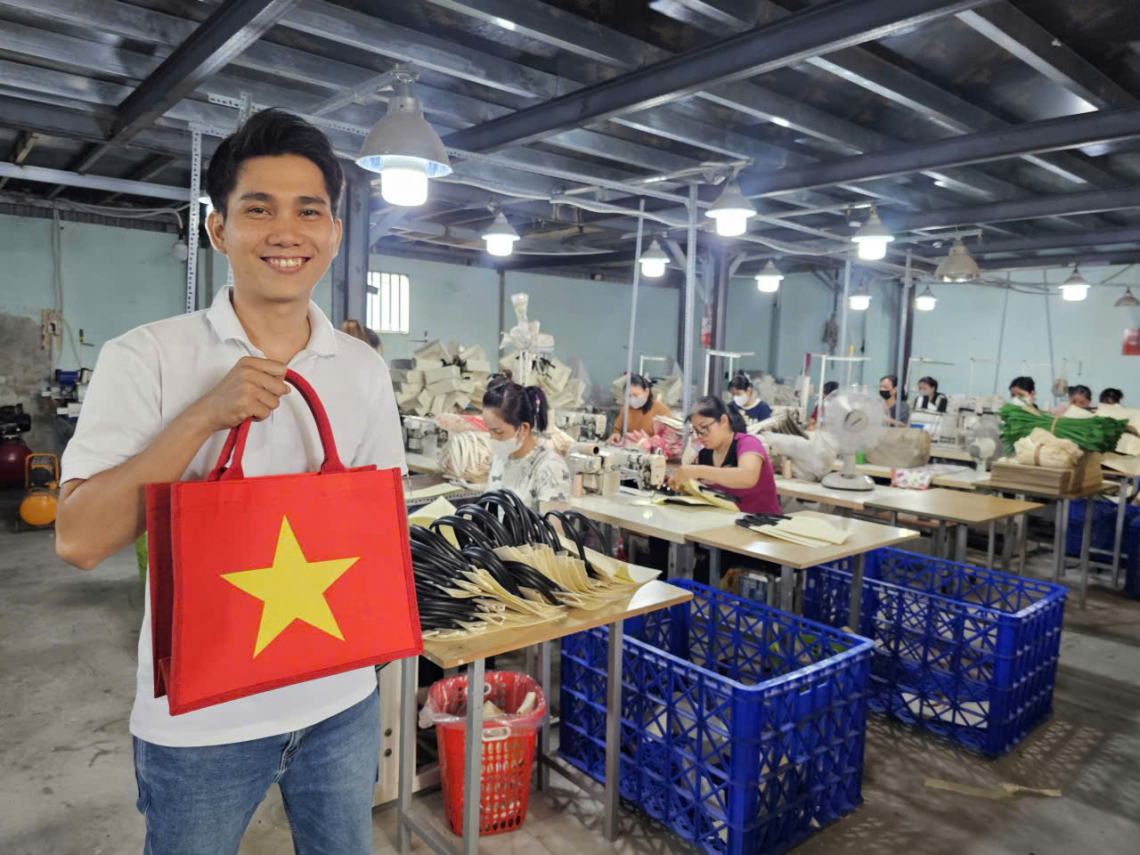Sản phẩm in hình cờ đỏ sao vàng "cháy hàng", nhà sản xuất không kịp cung ứng- Ảnh 1.