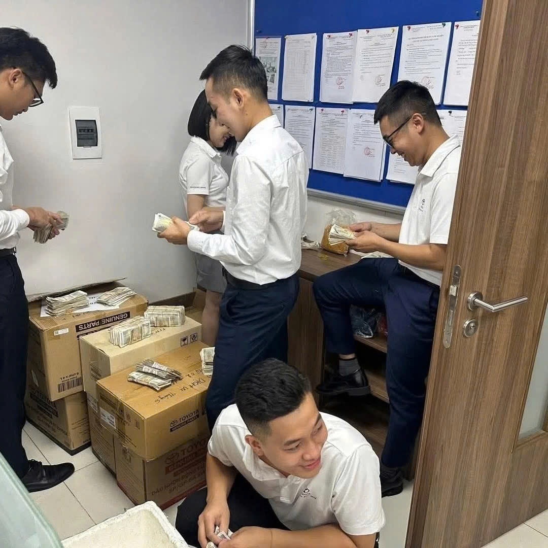 Người mang cả thùng tiền lẻ đi mua ô tô: 'Tôi tích cóp nhờ bán rau'- Ảnh 3.