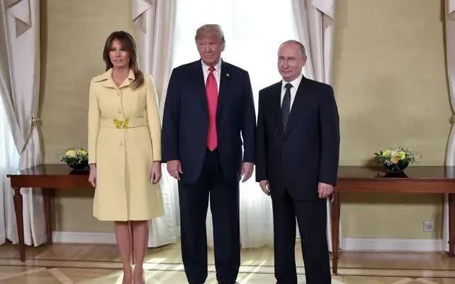Trong ảnh từ phải qua: Tổng thống Nga Vladimir Putin, Tổng thống Mỹ Donald J. Trump và Đệ nhất phu nhân Melania Trump trong cuộc gặp năm 2018 (Ảnh: Điện Kremlin) Trong ảnh từ phải qua: Tổng thống Nga Vladimir Putin, Tổng thống Mỹ Donald J. Trump và Đệ nhất phu nhân Melania Trump trong cuộc gặp năm 2018 (Ảnh: Điện Kremlin)