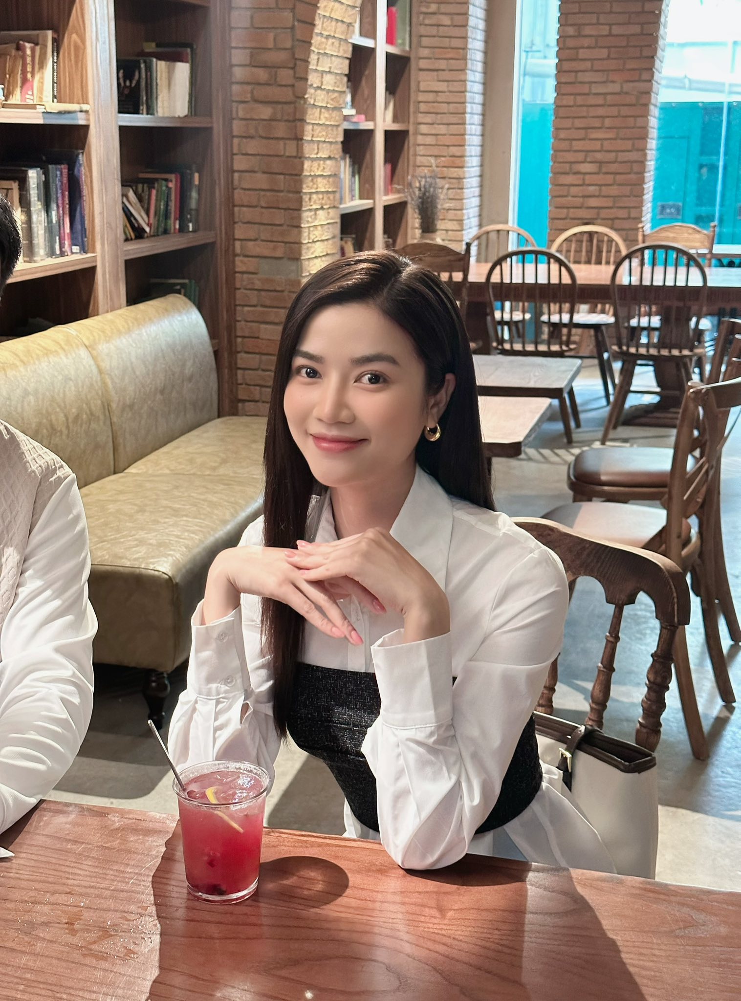 Nữ chính phim giờ vàng VTV biến hóa sơ mi trắng thành loạt set đồ sang chảnh, hợp công sở tuổi 30+- Ảnh 10.