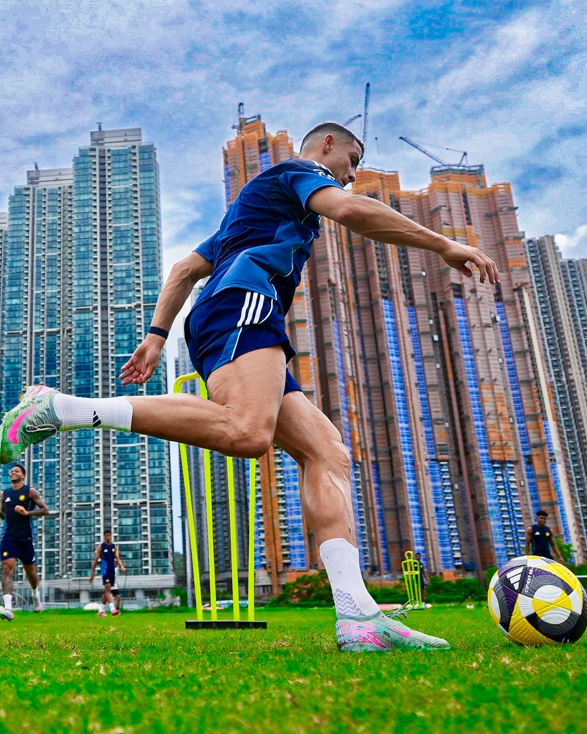 Ronaldo lộ diện sau màn cầu hôn gây chấn động toàn cầu, tuổi 40 body vẫn cuồn cuộn đẹp như tạc tượng- Ảnh 1. Ronaldo lộ diện sau màn cầu hôn gây chấn động toàn cầu, tuổi 40 body vẫn cuồn cuộn đẹp như tạc tượng- Ảnh 1.