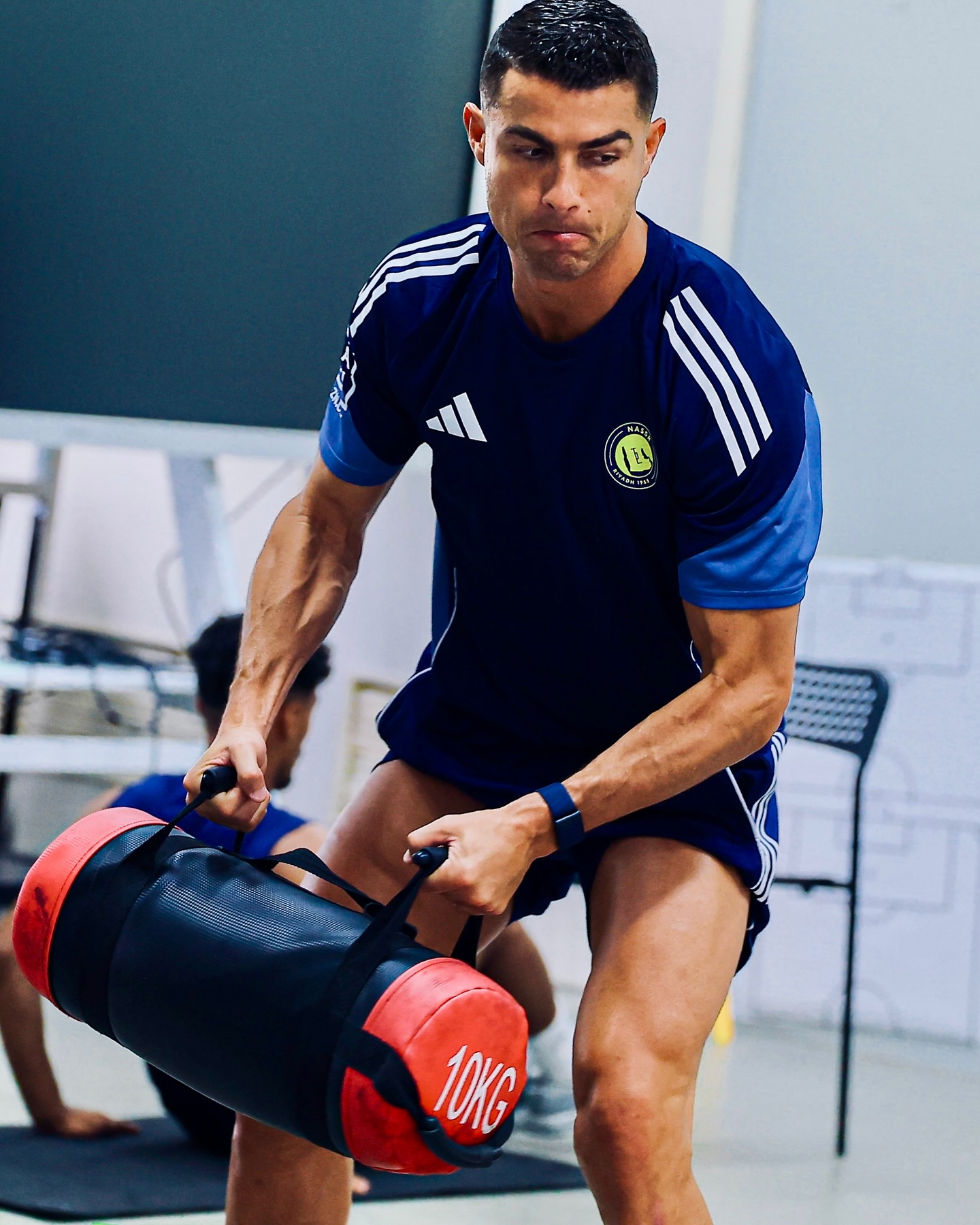 Ronaldo lộ diện sau màn cầu hôn gây chấn động toàn cầu, tuổi 40 body vẫn cuồn cuộn đẹp như tạc tượng- Ảnh 5. Ronaldo lộ diện sau màn cầu hôn gây chấn động toàn cầu, tuổi 40 body vẫn cuồn cuộn đẹp như tạc tượng- Ảnh 5.