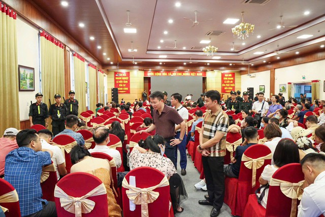 Hàng trăm cảnh sát khám xét nơi tổ chức hội thảo ở Hà Nội, bắt "ông trùm" Nguyễn Chánh Đáng- Ảnh 6.