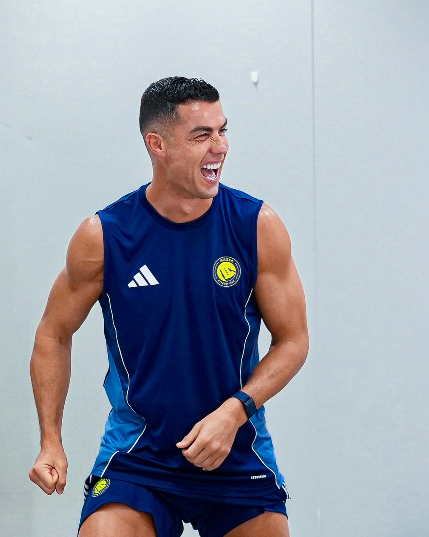 Ronaldo lộ diện sau màn cầu hôn gây chấn động toàn cầu, tuổi 40 body vẫn cuồn cuộn đẹp như tạc tượng- Ảnh 2. Ronaldo lộ diện sau màn cầu hôn gây chấn động toàn cầu, tuổi 40 body vẫn cuồn cuộn đẹp như tạc tượng- Ảnh 2.