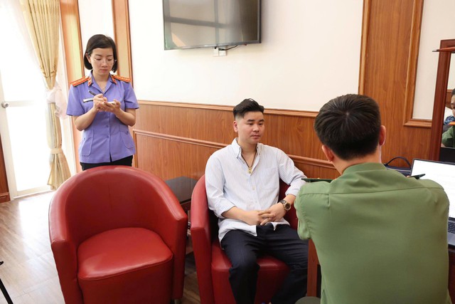 Hàng trăm cảnh sát khám xét nơi tổ chức hội thảo ở Hà Nội, bắt "ông trùm" Nguyễn Chánh Đáng- Ảnh 4.