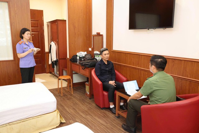Hàng trăm cảnh sát khám xét nơi tổ chức hội thảo ở Hà Nội, bắt "ông trùm" Nguyễn Chánh Đáng- Ảnh 5.