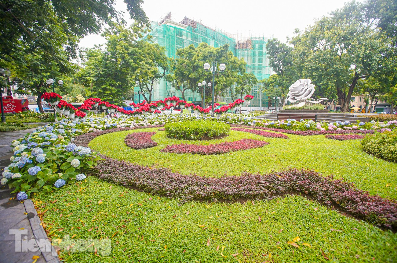 Thủ đô Hà Nội bừng sắc đỏ chào đón ngày lễ lớn của dân tộc- Ảnh 9.