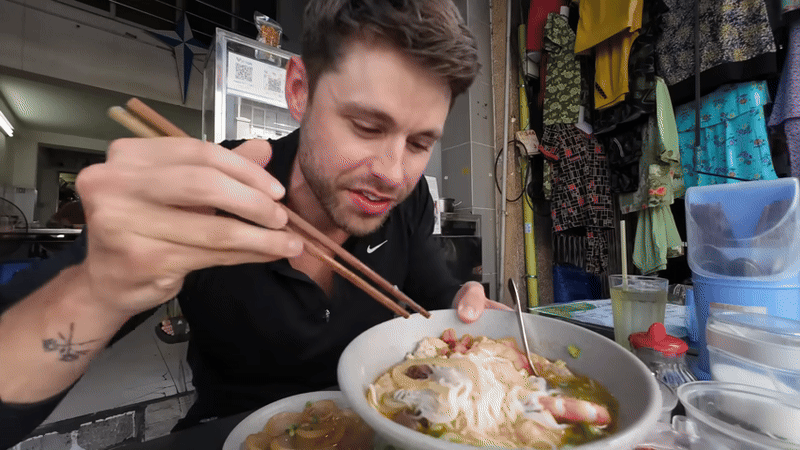 Khách Tây ngạc nhiên trước món bún lạ mà quen của người Việt, nhận xét: "Tôi chưa bao giờ ăn thế này!"- Ảnh 4.