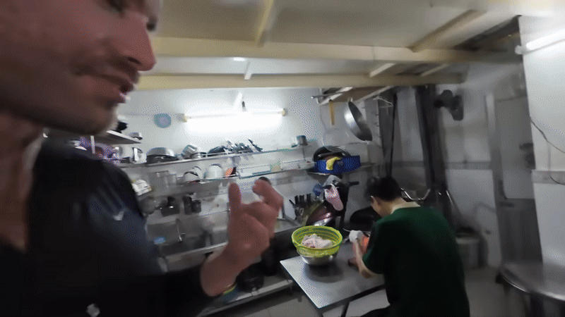 Khách Tây ngạc nhiên trước món bún lạ mà quen của người Việt, nhận xét: "Tôi chưa bao giờ ăn thế này!"- Ảnh 1.