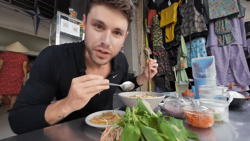 Khách Tây ngạc nhiên trước món bún lạ mà quen của người Việt, nhận xét: "Tôi chưa bao giờ ăn thế này!"- Ảnh 3.