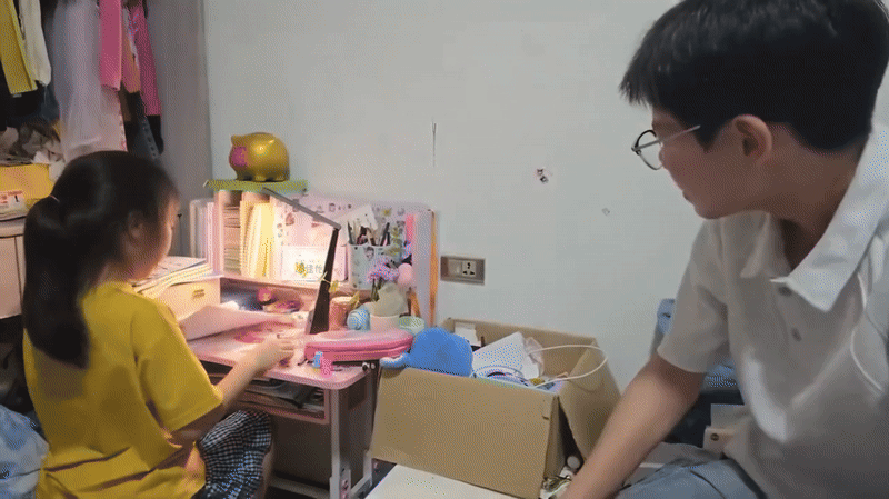 Clip người cậu khóc nức nở khi dạy cháu học bài hút hơn 3 triệu view: Cảnh tượng sao mà quen thuộc quá!- Ảnh 2. Clip người cậu khóc nức nở khi dạy cháu học bài hút hơn 3 triệu view: Cảnh tượng sao mà quen thuộc quá!- Ảnh 2.