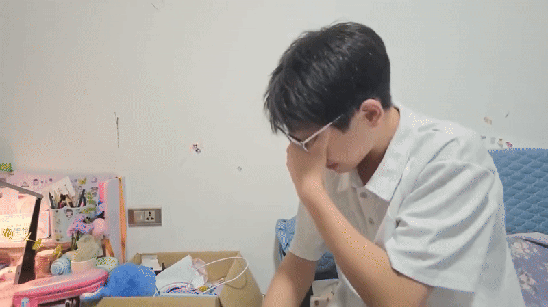 Clip người cậu khóc nức nở khi dạy cháu học bài hút hơn 3 triệu view: Cảnh tượng sao mà quen thuộc quá!- Ảnh 1. Clip người cậu khóc nức nở khi dạy cháu học bài hút hơn 3 triệu view: Cảnh tượng sao mà quen thuộc quá!- Ảnh 1.