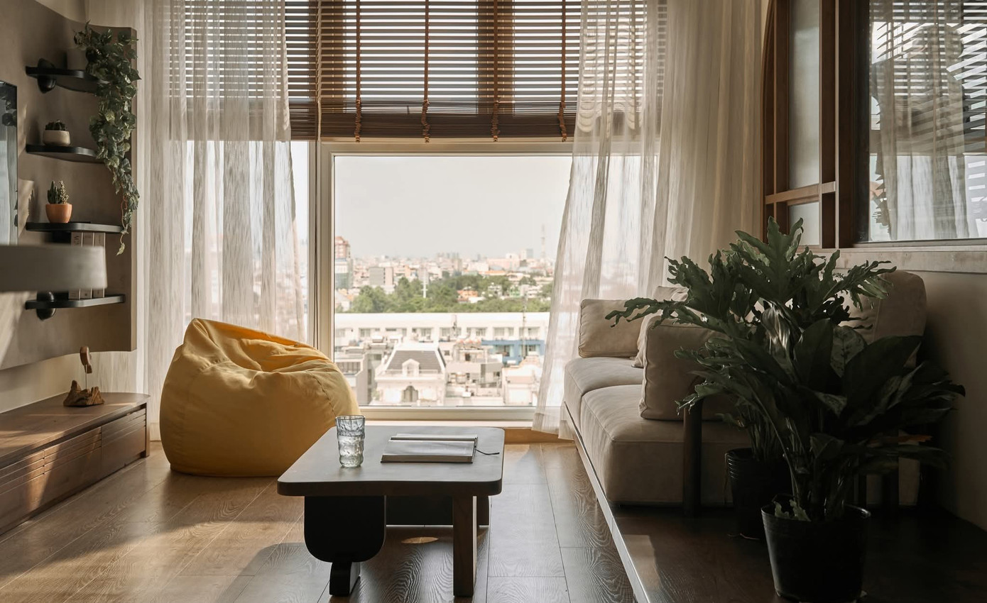 Không gian ấm cúng mộc mạc của căn hộ 62m2 hai phòng ngủ- Ảnh 1.