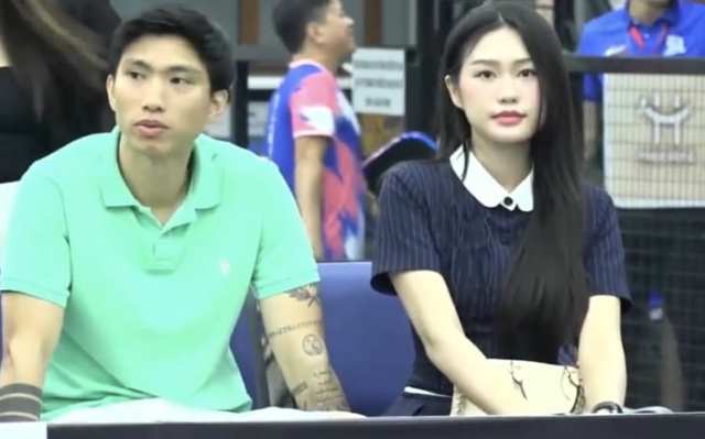 Doãn Hải My khoe visual sáng bừng khi đi xem pickleball cùng Văn Hậu, xuất hiện 3 giây đã khiến cõi mạng rần rần- Ảnh 1. Doãn Hải My khoe visual sáng bừng khi đi xem pickleball cùng Văn Hậu, xuất hiện 3 giây đã khiến cõi mạng rần rần- Ảnh 1.