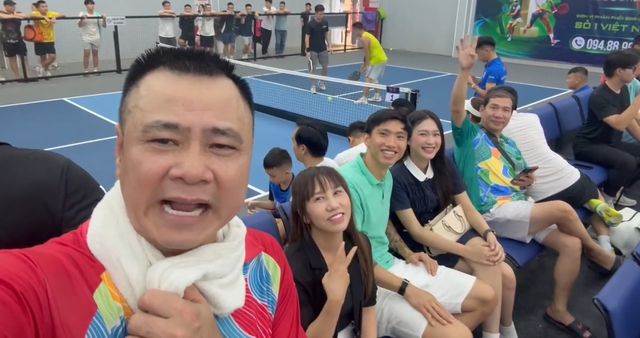 Doãn Hải My khoe visual sáng bừng khi đi xem pickleball cùng Văn Hậu, xuất hiện 3 giây đã khiến cõi mạng rần rần- Ảnh 2. Doãn Hải My khoe visual sáng bừng khi đi xem pickleball cùng Văn Hậu, xuất hiện 3 giây đã khiến cõi mạng rần rần- Ảnh 2.
