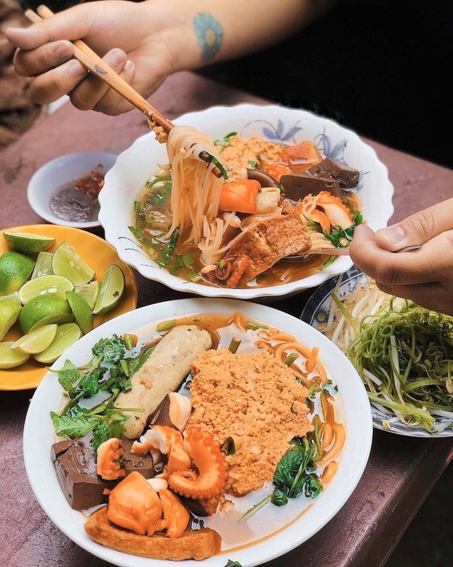 Khách Tây ngạc nhiên trước món bún lạ mà quen của người Việt, nhận xét: "Tôi chưa bao giờ ăn thế này!"- Ảnh 6.