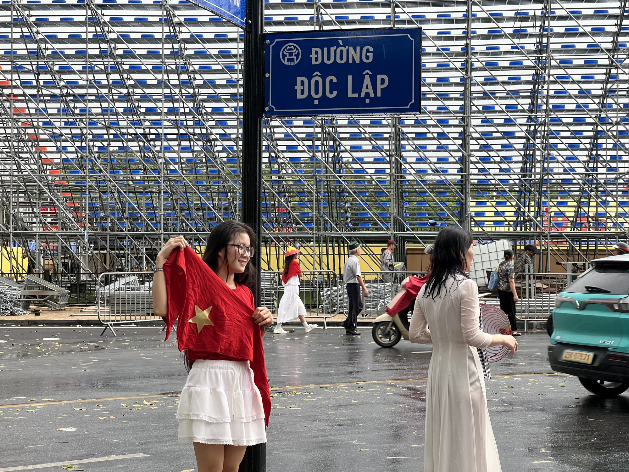 Hình ảnh trái ngược bất ngờ chỉ sau 10 phút ở Lăng Bác- Ảnh 14. Hình ảnh trái ngược bất ngờ chỉ sau 10 phút ở Lăng Bác- Ảnh 14.
