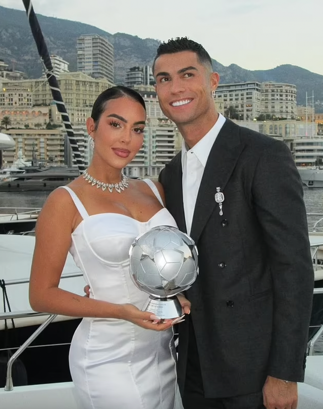 Lộ thời điểm Ronaldo làm đám cưới với Georgina sau màn cầu hôn bằng nhẫn kim cương 130 tỷ gây choáng- Ảnh 2. Lộ thời điểm Ronaldo làm đám cưới với Georgina sau màn cầu hôn bằng nhẫn kim cương 130 tỷ gây choáng- Ảnh 2.