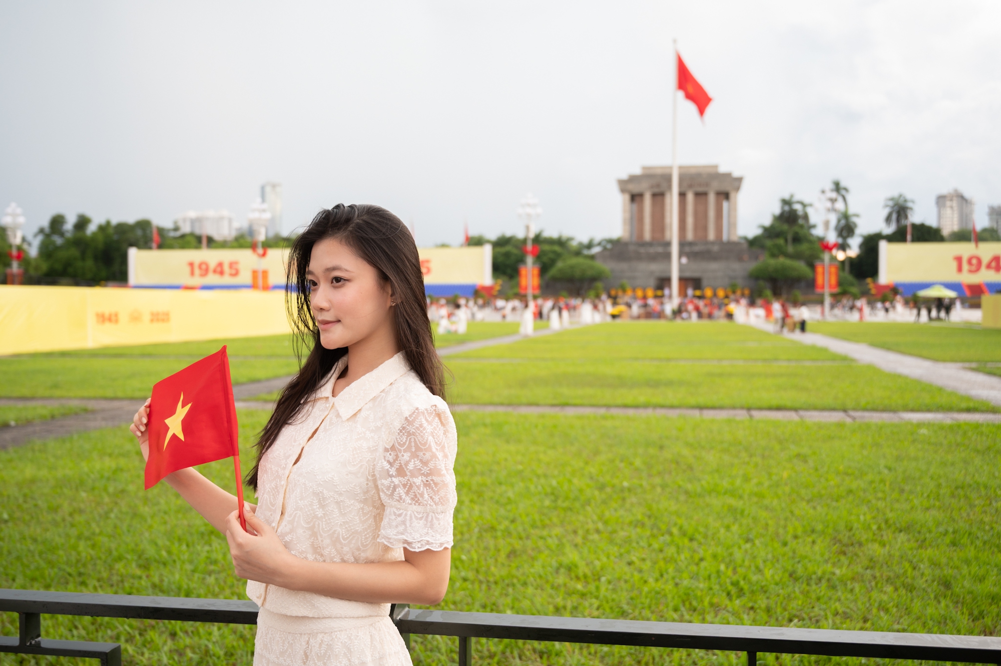 Hình ảnh trái ngược bất ngờ chỉ sau 10 phút ở Lăng Bác- Ảnh 18. Hình ảnh trái ngược bất ngờ chỉ sau 10 phút ở Lăng Bác- Ảnh 18.