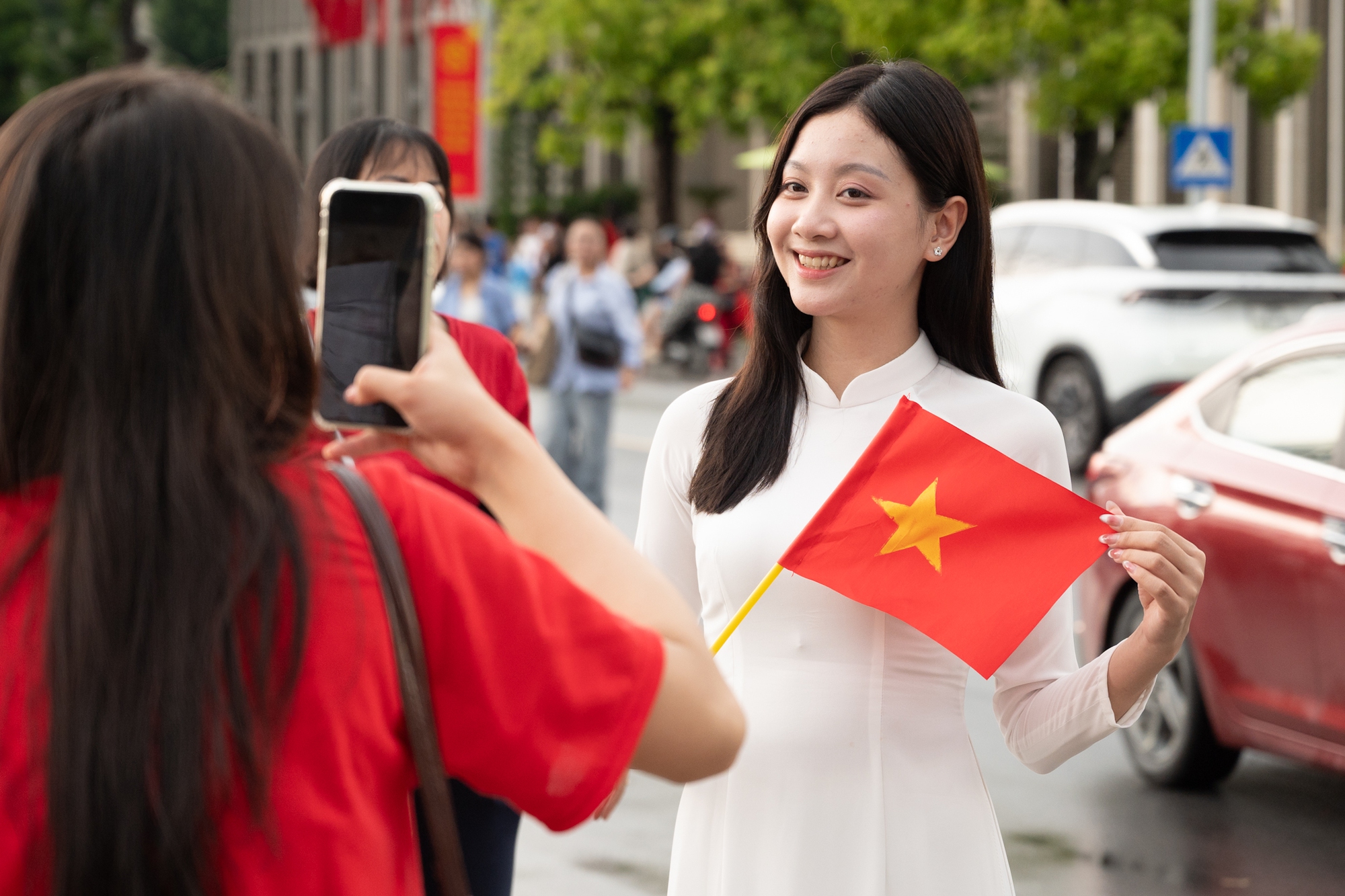 Hình ảnh trái ngược bất ngờ chỉ sau 10 phút ở Lăng Bác- Ảnh 16. Hình ảnh trái ngược bất ngờ chỉ sau 10 phút ở Lăng Bác- Ảnh 16.