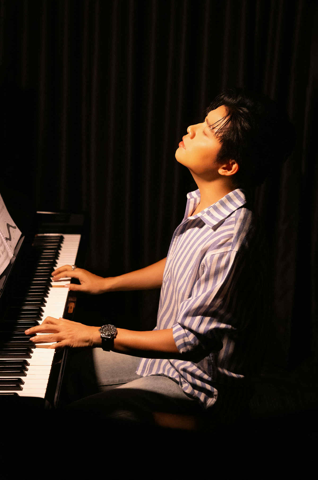 Nguyễn Văn Chung: “Tôi không viết những bài hát về quê hương đất nước với mong muốn top trending”- Ảnh 5. Nguyễn Văn Chung: “Tôi không viết những bài hát về quê hương đất nước với mong muốn top trending”- Ảnh 5.