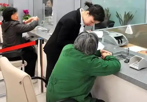 Cảnh sát đến tận nhà cụ bà 70 tuổi vì giao dịch lạ gần 300 triệu đồng chuyển cho con rể- Ảnh 1. Cảnh sát đến tận nhà cụ bà 70 tuổi vì giao dịch lạ gần 300 triệu đồng chuyển cho con rể- Ảnh 1.