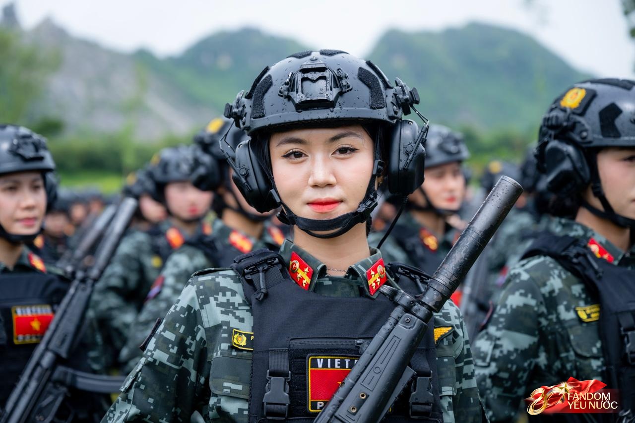 Những nữ quân nhân gây ấn tượng mạnh trong buổi tổng hợp luyện A80 dưới mưa- Ảnh 8. Những nữ quân nhân gây ấn tượng mạnh trong buổi tổng hợp luyện A80 dưới mưa- Ảnh 8.