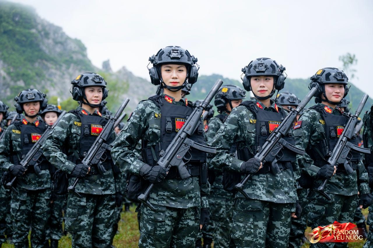 Những nữ quân nhân gây ấn tượng mạnh trong buổi tổng hợp luyện A80 dưới mưa- Ảnh 7. Những nữ quân nhân gây ấn tượng mạnh trong buổi tổng hợp luyện A80 dưới mưa- Ảnh 7.