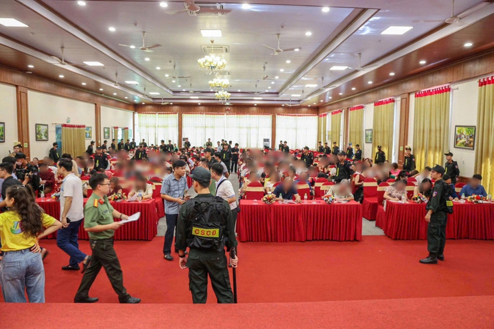 Công an đột kích hội thảo, triệt phá đường dây đa cấp tiền kỹ thuật số TCIS- Ảnh 1.