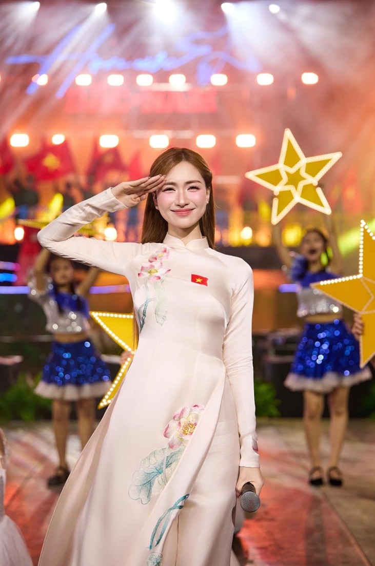 Nam ca sĩ ở Mỹ: "Hòa Minzy luôn khoanh tay cúi đầu chào tôi"- Ảnh 2. Nam ca sĩ ở Mỹ: "Hòa Minzy luôn khoanh tay cúi đầu chào tôi"- Ảnh 2.