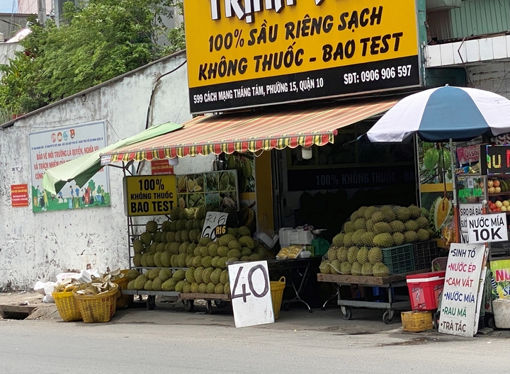 Sầu riêng rẻ chưa từng có được bán la liệt: Bài học tăng trưởng 'nóng'- Ảnh 1. Sầu riêng rẻ chưa từng có được bán la liệt: Bài học tăng trưởng 'nóng'- Ảnh 1.