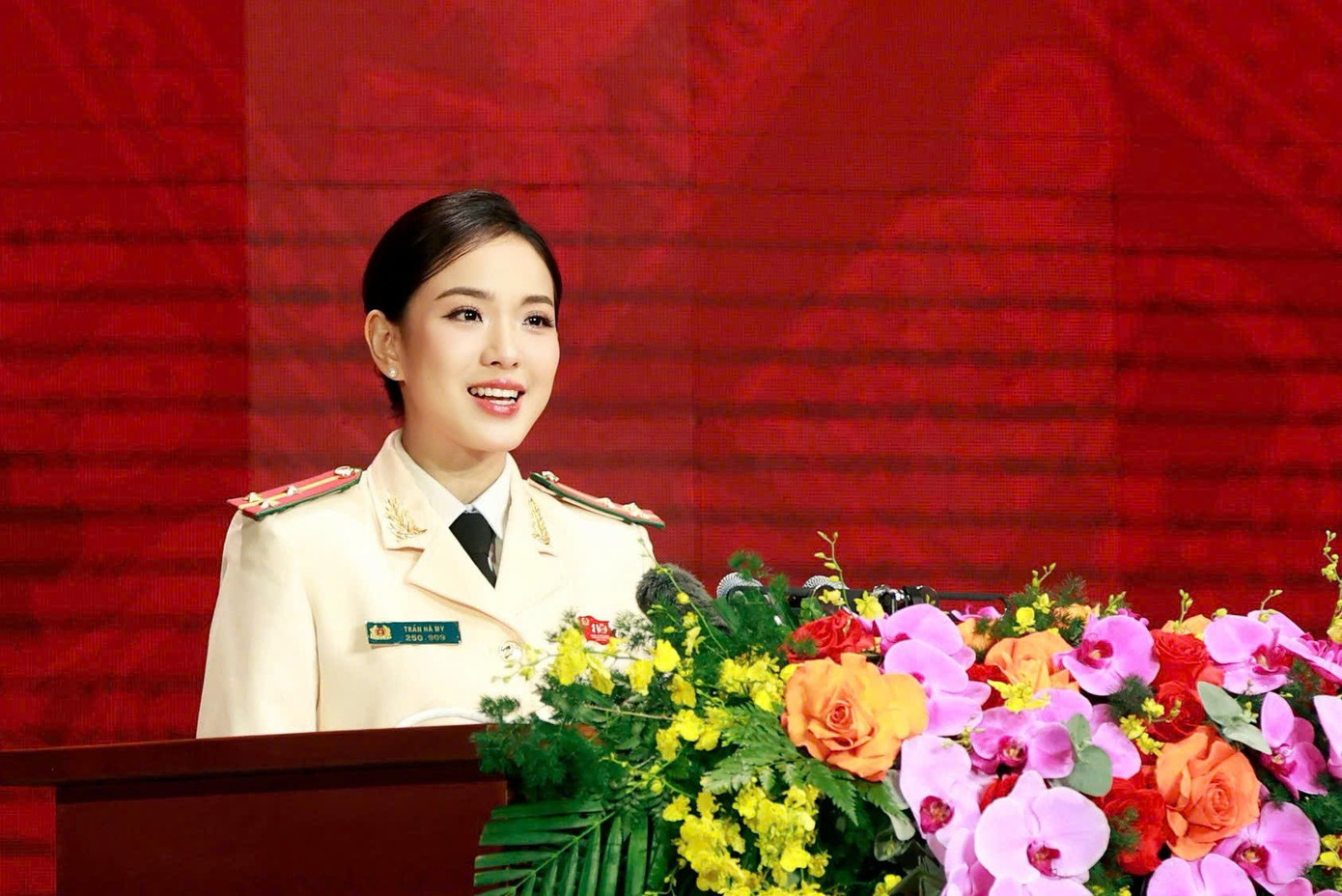 Nữ thượng uý đại diện tuổi trẻ phát biểu tại Lễ kỷ niệm 80 năm Ngày truyền thống Công an nhân dân- Ảnh 2.