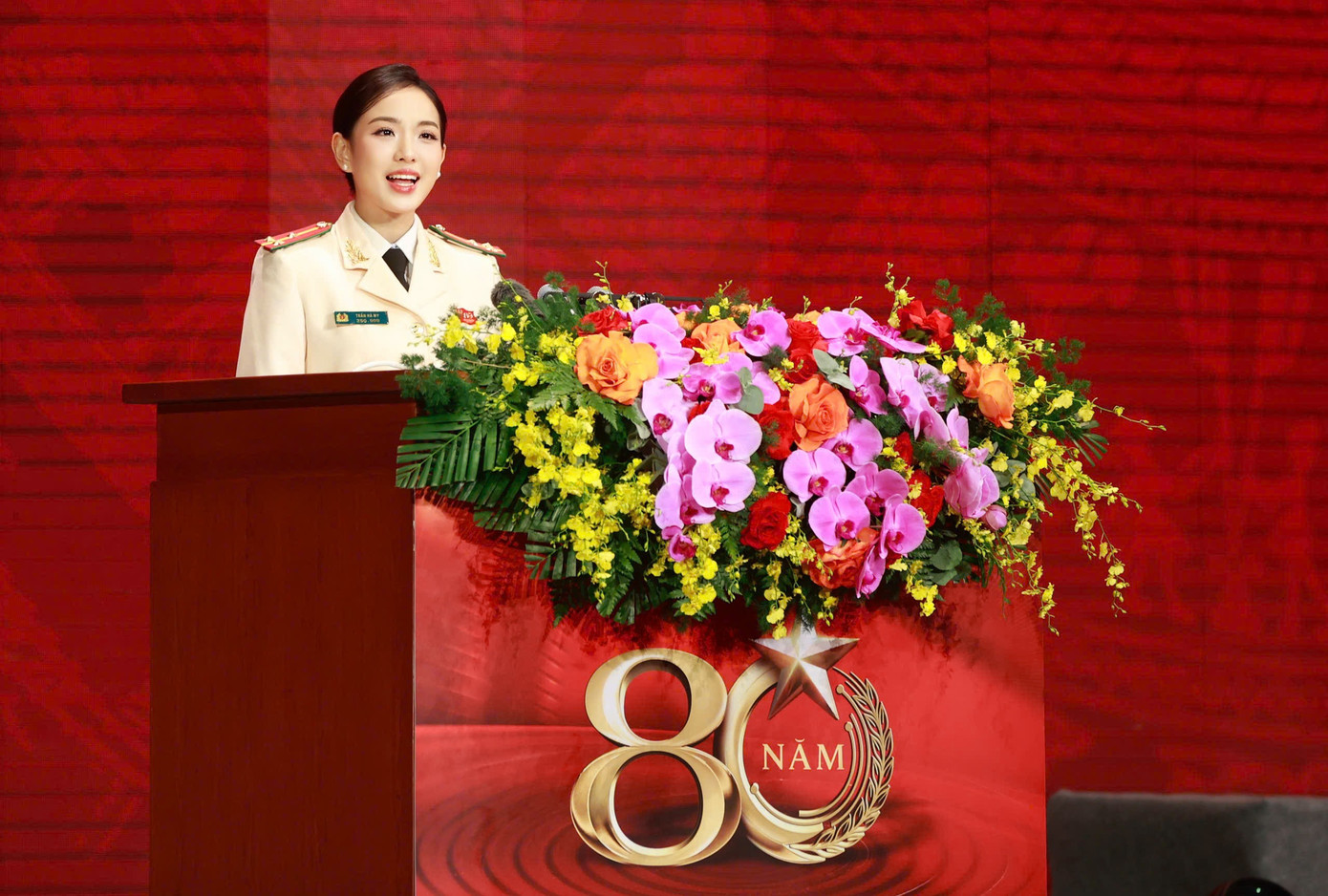 Nữ thượng uý đại diện tuổi trẻ phát biểu tại Lễ kỷ niệm 80 năm Ngày truyền thống Công an nhân dân- Ảnh 1.