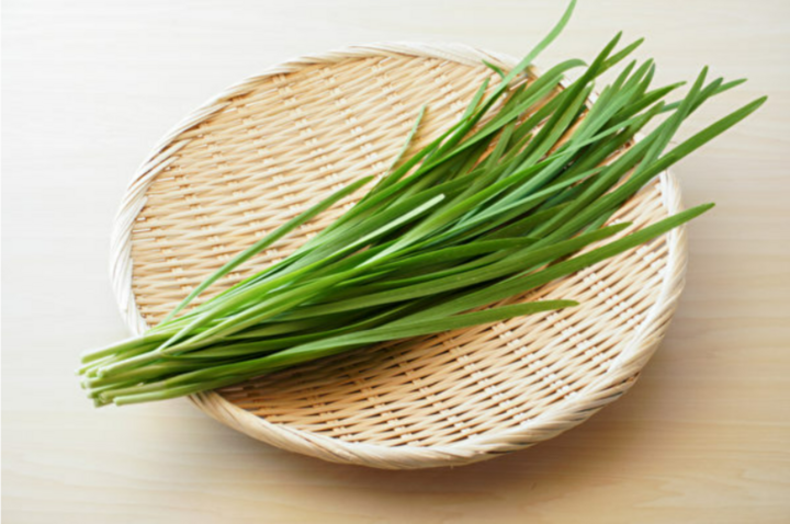 8 lợi ích không ngờ khi ăn lá hẹ thường xuyên- Ảnh 1.