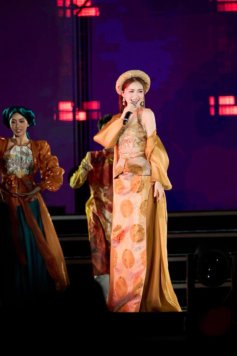 Thêm 1 ca khúc sắp thành hiện tượng concert quốc gia qua giọng hát của Hoà Minzy- Ảnh 6. Thêm 1 ca khúc sắp thành hiện tượng concert quốc gia qua giọng hát của Hoà Minzy- Ảnh 6.