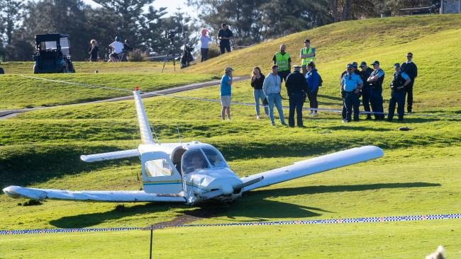 Khoảnh khắc máy bay nhỏ rơi thẳng xuống sân golf trong sự hoảng loạn của tất cả mọi người- Ảnh 2.
