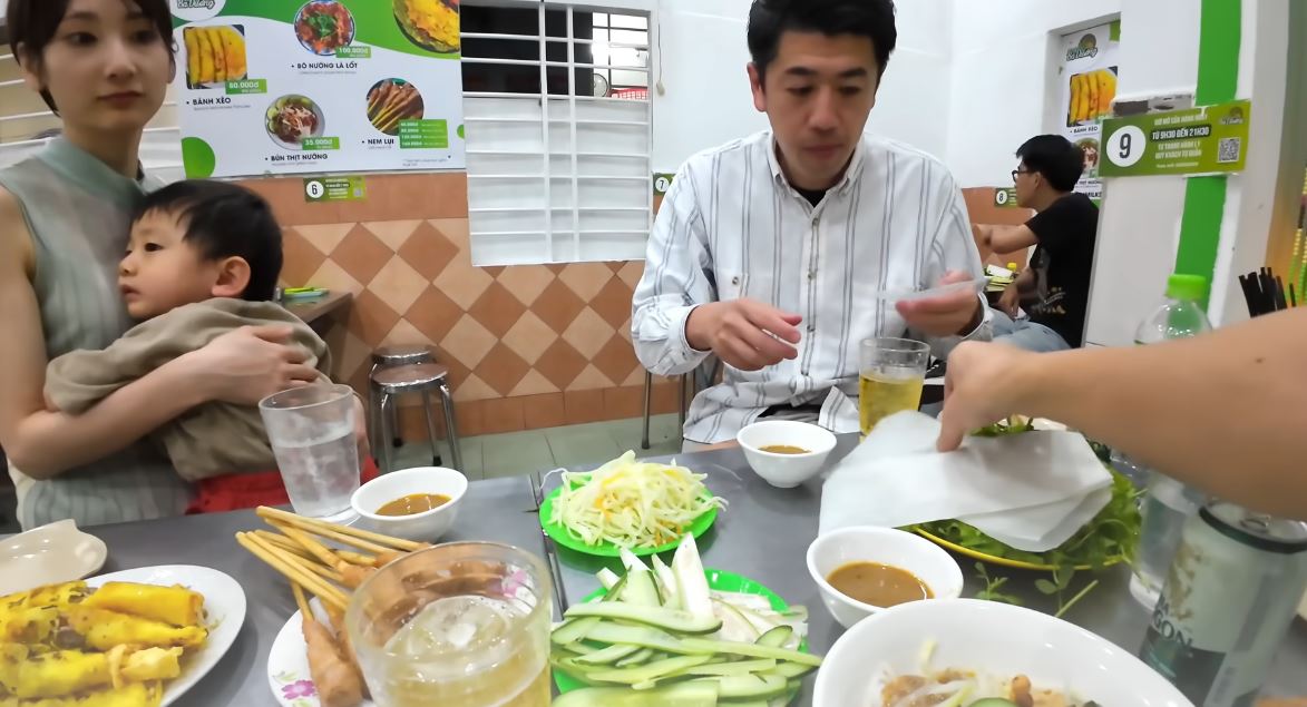 Khách Nhật ngất ngây trước 1 món bánh Việt Nam, thốt lên “thật sự rất ngon, cực kỳ thích”- Ảnh 1.