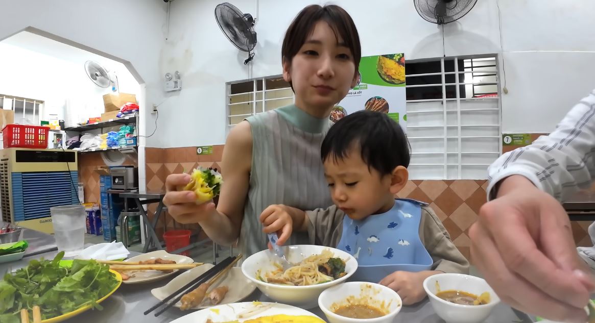 Khách Nhật ngất ngây trước 1 món bánh Việt Nam, thốt lên “thật sự rất ngon, cực kỳ thích”- Ảnh 4.