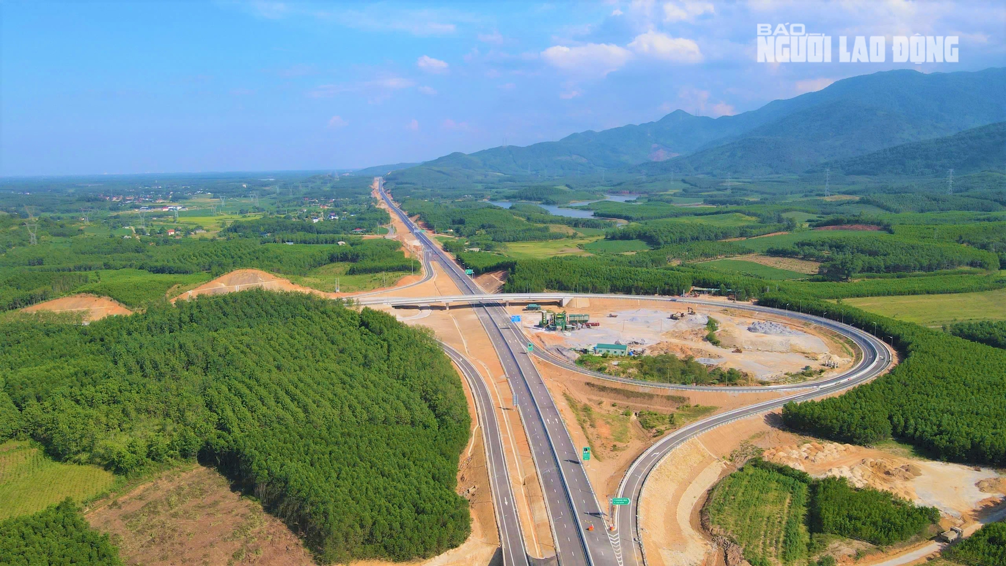 Ngắm đường cao tốc "xuyên núi, vượt sông" hơn 22.500 tỉ qua Quảng Trị trước giờ thông xe- Ảnh 1. Ngắm đường cao tốc "xuyên núi, vượt sông" hơn 22.500 tỉ qua Quảng Trị trước giờ thông xe- Ảnh 1.