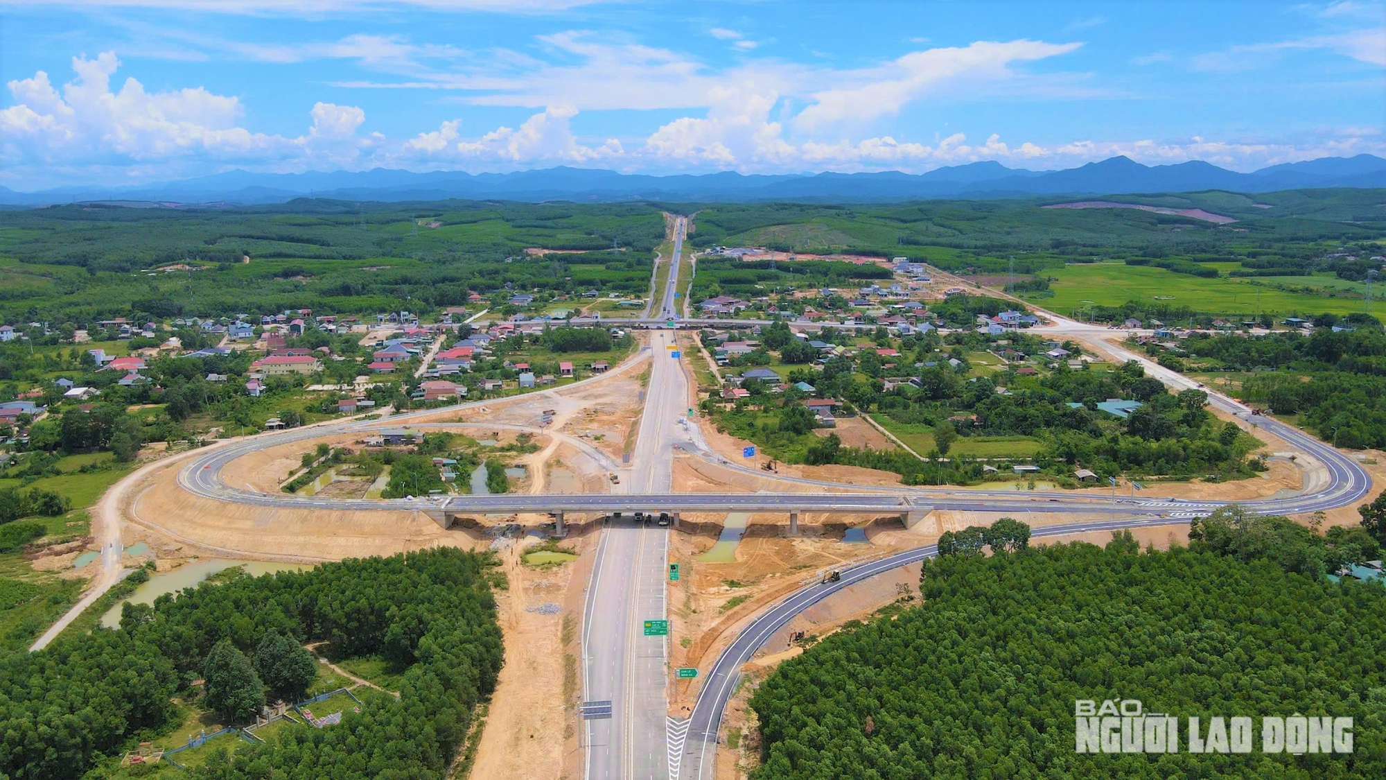 Ngắm đường cao tốc "xuyên núi, vượt sông" hơn 22.500 tỉ qua Quảng Trị trước giờ thông xe- Ảnh 14. Ngắm đường cao tốc "xuyên núi, vượt sông" hơn 22.500 tỉ qua Quảng Trị trước giờ thông xe- Ảnh 14.