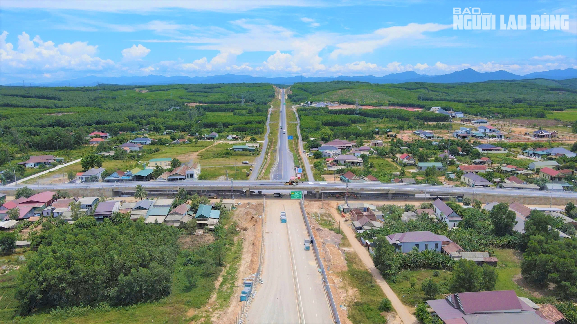 Ngắm đường cao tốc "xuyên núi, vượt sông" hơn 22.500 tỉ qua Quảng Trị trước giờ thông xe- Ảnh 15. Ngắm đường cao tốc "xuyên núi, vượt sông" hơn 22.500 tỉ qua Quảng Trị trước giờ thông xe- Ảnh 15.